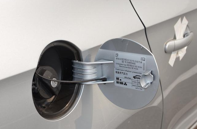 1605757990196116.png 为啥川藏线上很多汽车油箱盖都是开着的?老司机:这样能保命 1111111.png